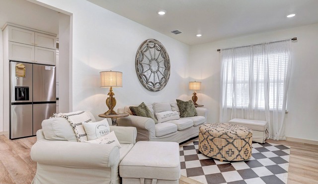 Beautiful 4 bed, 3 bath house in Historic Georgetown & Close to the University.