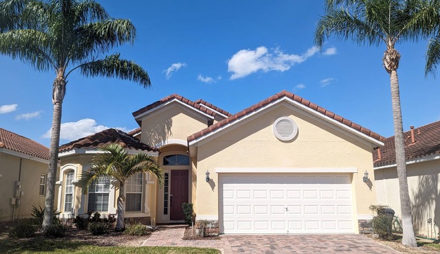 Beautiful 4 bed/3 bath pool home + games room, 8 miles to Disney World Resort!