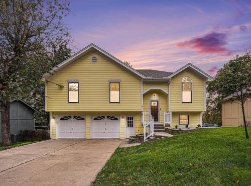 Beautiful 4-bed, 3-bath Lees Summit Cottage