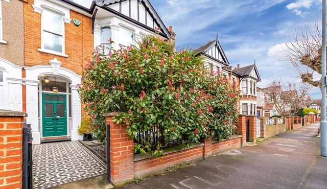 Beautiful 4 bed 3 bath family home next to parks, shops, central London trains