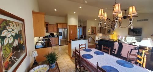 Beautiful 4+ bed 3 bath Condo 20 minutes to Madison