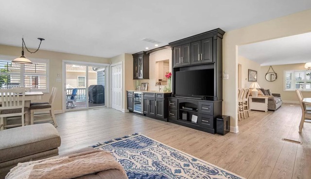 Beautiful 4 bed, 4 bath - 3 blocks to beach