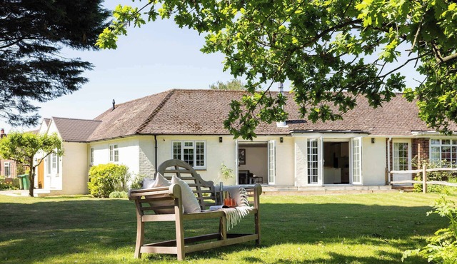 Beautiful 4-Bed Close to South Downs & Goodwood