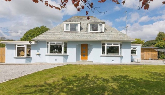 Beautiful 4-Bed Getaway Near Falmouth