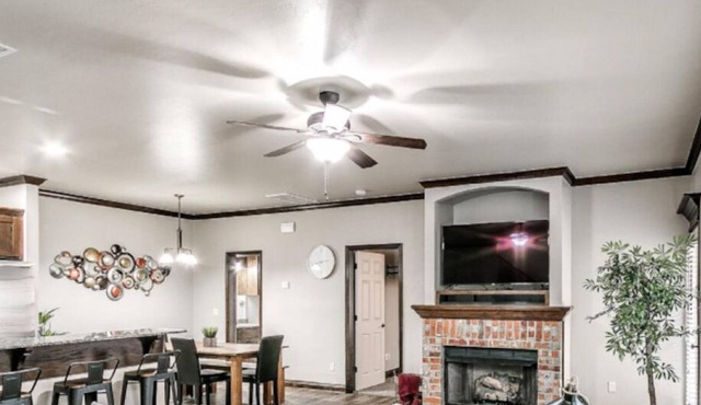 Beautiful 4 Bed House With King Bed & HOA Park