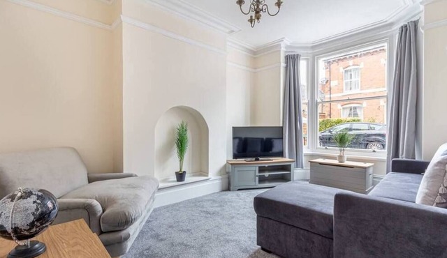 Beautiful 4 Bed House Worcester City Centre