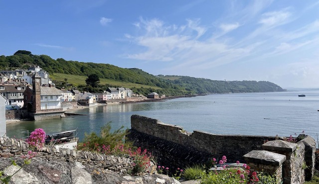 Beautiful 4 Bed house with large garden near the sea