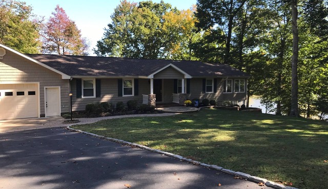 Beautiful 4-bed Kerr lakehouse w/dock in tranquil Clarksville.