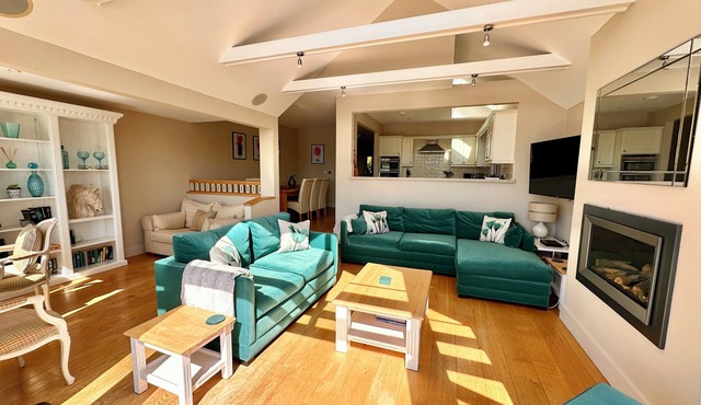 Beautiful 4 bed lakeside lodge in the Cotswolds. Private deck & STUNNING views