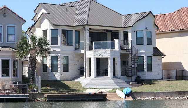 Beautiful 4 bed room 3 1/2 Bath room , Waterfront home in the heart of Horseshoe Bay.