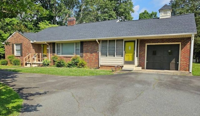 Beautiful 4 Bed Retreat near Elon College and The Burlington City Park.