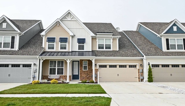 Beautiful 4 bed townhouse in Bishop's Landing Community! Pool, Basketball and Pickleball Courts, Playground, Shuttle, Wifi, Fitness Center!