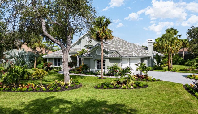 Beautiful 4 Bed/3 Bath 3,600 SF Home with Outdoor Heated Pool/Spa in Bonita Bay