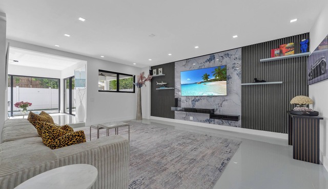 Beautiful 4-bedroom beach house with pool and AC/Downtown
