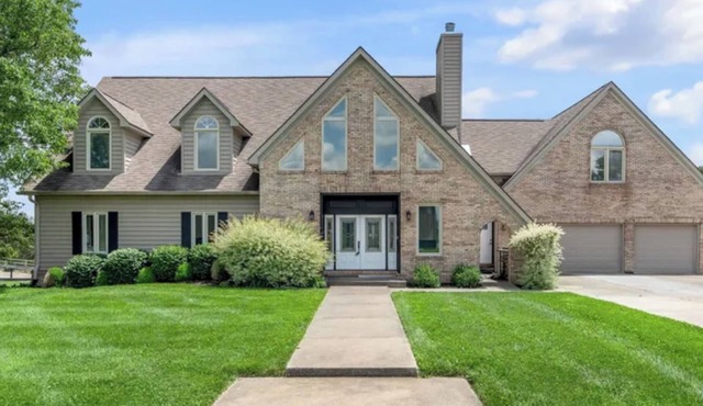 Beautiful 4+-bedroom house near KHP, with show barn stables and indoor arena.