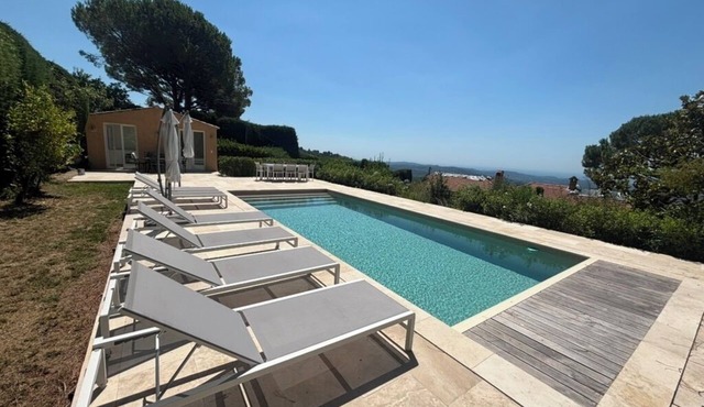 Beautiful 4 bed villa, stunning panoramic views, fully-equipped pool house.