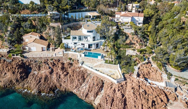 Beautiful 4 Bedrooms Villa With Pool And Garden - Waterfont