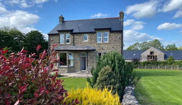 Beautiful 4 Bedroom Farmhouse, Nr Chelmorton, Peak District. Sleeps 8