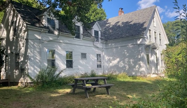 Beautiful 4-bedroom Coastal Farmhouse in South Bristol