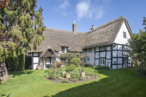 Beautiful 4 Bedroom Cotswold Thatched Cottage