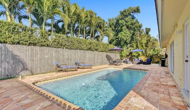 Beautiful 4 Bedrooms/Pool/Walk to beach