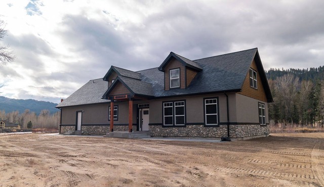 Beautiful 4-bedroom cabin in Featherville, Idaho.