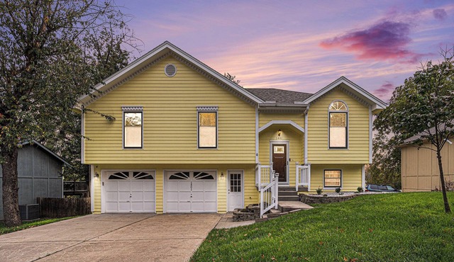 Beautiful 4-Bedroom Cottage in Lee's Summit with walk-out basement