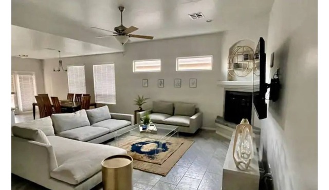 Beautiful 4 Bedroom Home: Clean and Spacious