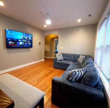 Beautiful 4 bedroom 2 bathroom apartment near everything