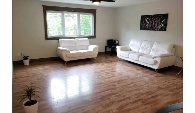 Beautiful 4 Bedroom 2bath Cottage on 3 Acre Wooded Land