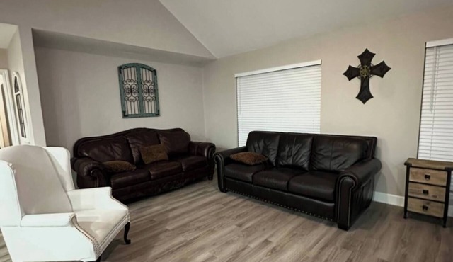Beautiful 4-bedroom, 3 full baths, sleeps up to 10 located in LaPorte, Texas,