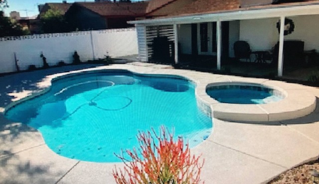 Beautiful 4 Bedroom 3 Bath Vacation Home Pool/Spa
