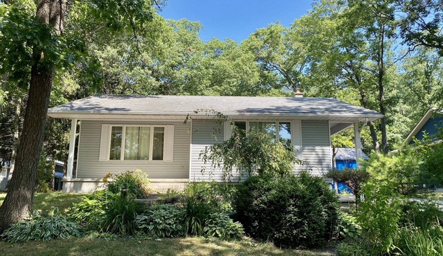 Beautiful 4 Bedroom Cottage Next to the Pinery!