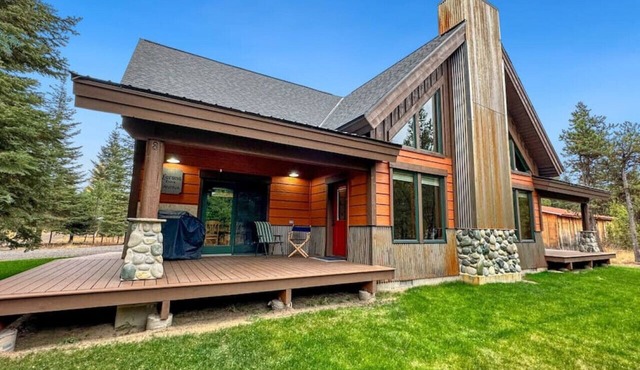 Beautiful 4 Bedroom Cabin. Near Cascade Lake!