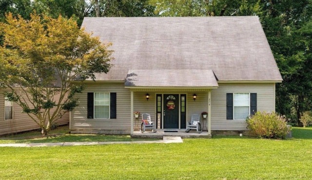 Beautiful 4-bedroom cabin on the Little Red River with private dock - sleeps 12!