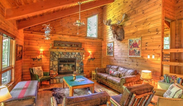 Beautiful 4 bedroom cabin with Great Fishing!