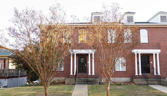 Beautiful 4-bedroom condo with WiFi, AC in fabulous Florence Downtown near UNA