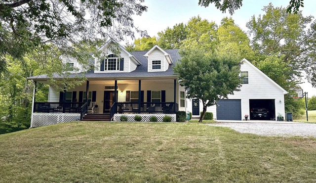 Beautiful 4 bedroom Country Estate in Liberty. Minutes from downtown KC.