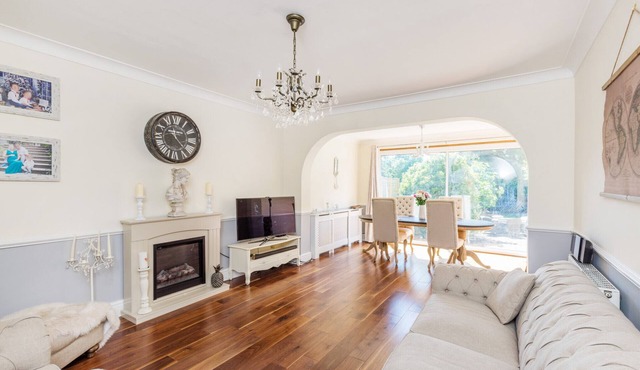 Beautiful 4 bedroom Family House!3 floors!Garden!