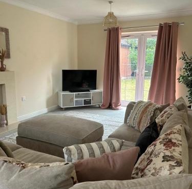 Beautiful 4-Bedroom Home for Groups & Families