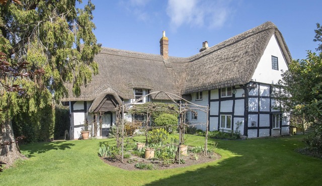 Beautiful 4 Bedroom Cotswold Thatched Cottage