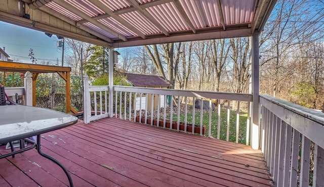 Beautiful 4 bedroom house with cozy patio 10 minutes from Montreal!