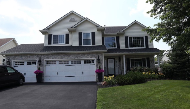 Beautiful 4-bedroom house with 3 Seasons Room & Large Backyard in Belvidere