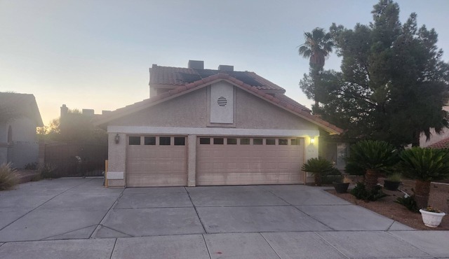 Beautiful 4 bedroom Home By Summerlin with Pool & Hot Tub