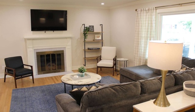 Beautiful 4-bedroom home, close to Downtown/UK