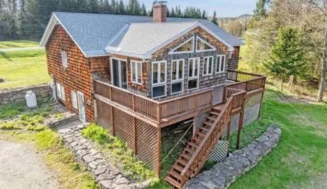 Beautiful 4-bedroom house in Pittsburg perfect for your four-seasons getaway