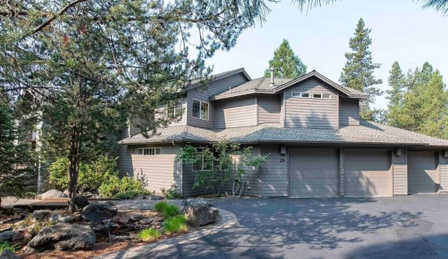 Beautiful 4-bedroom home in Sunriver Resort w AC, Spa, Bikes - Adventure Ready!