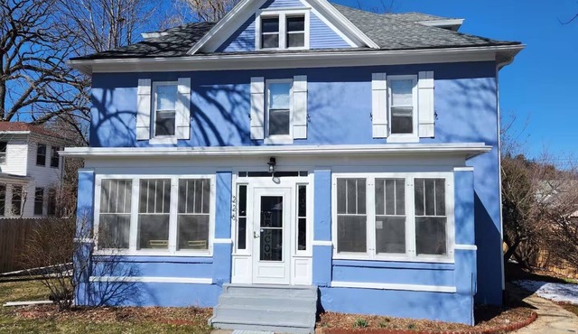 Beautiful 4 bedroom home. Close to Downtown, Devil's Lake, and the Dells