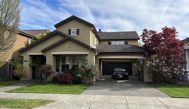 Beautiful 4 bedroom home w/luxurious furnishings