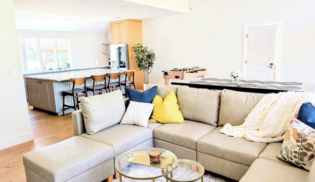 Beautiful 4-bedroom home - near Barton Springs, Downtown, SoCo, Rainey St